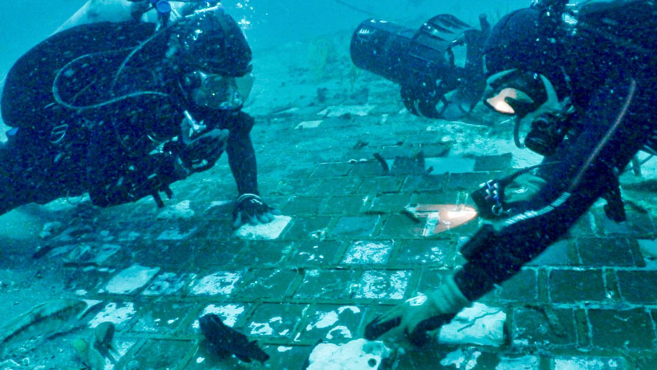 Encuentran restos del transbordador espacial Challenger bajo el agua